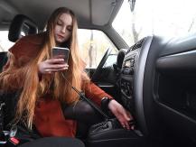 Charger un téléphone portable dans une voiture est dangereux: vrai ou mythique