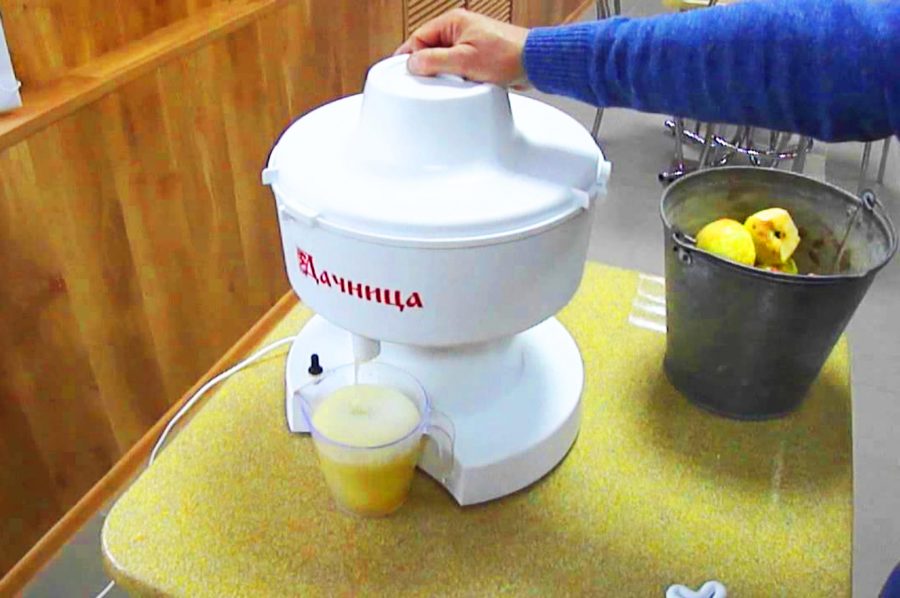 A woman shows how the juicer Summer clerk works.