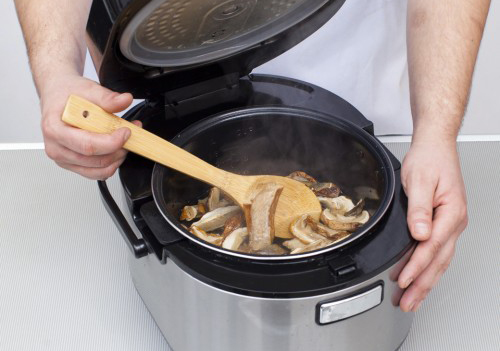 A főzés folyamata multicookerben a multi-cook funkció használatával.