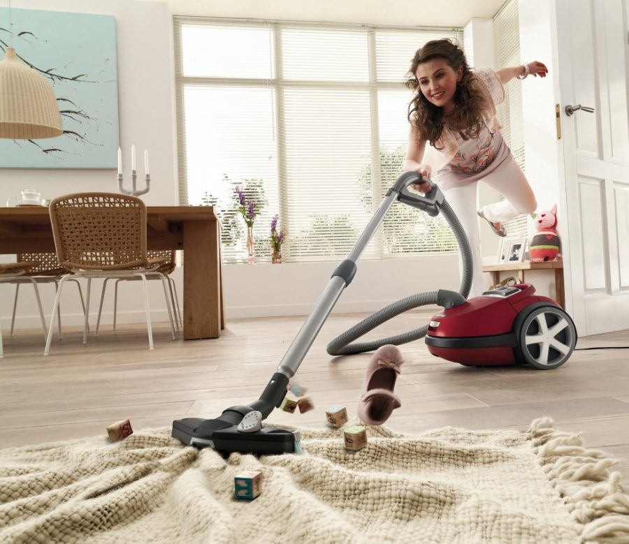babaeng may vacuum cleaner