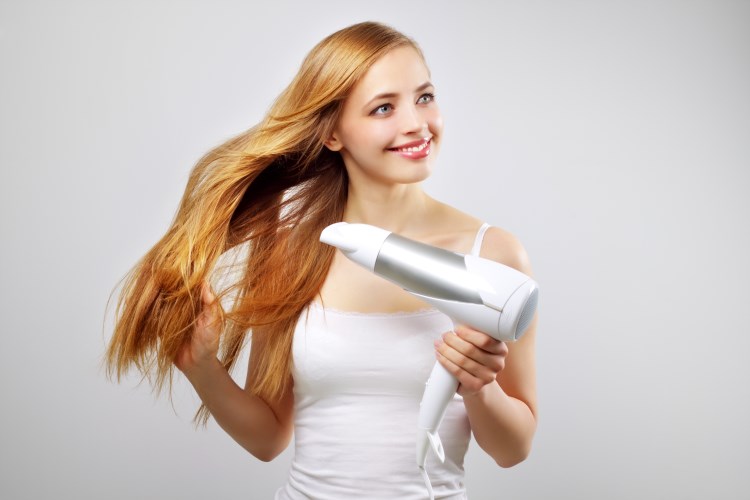 menina com um secador de cabelo