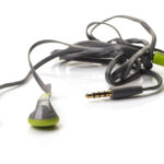 Кабелните слушалки ще ви помогнат да слушате музика или напълно да се потопите във виртуалния свят