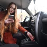 Charger un téléphone portable dans une voiture est dangereux: vrai ou mythique