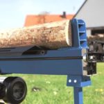 Drevorubač v práci: drevorubač už nie je potrebný!